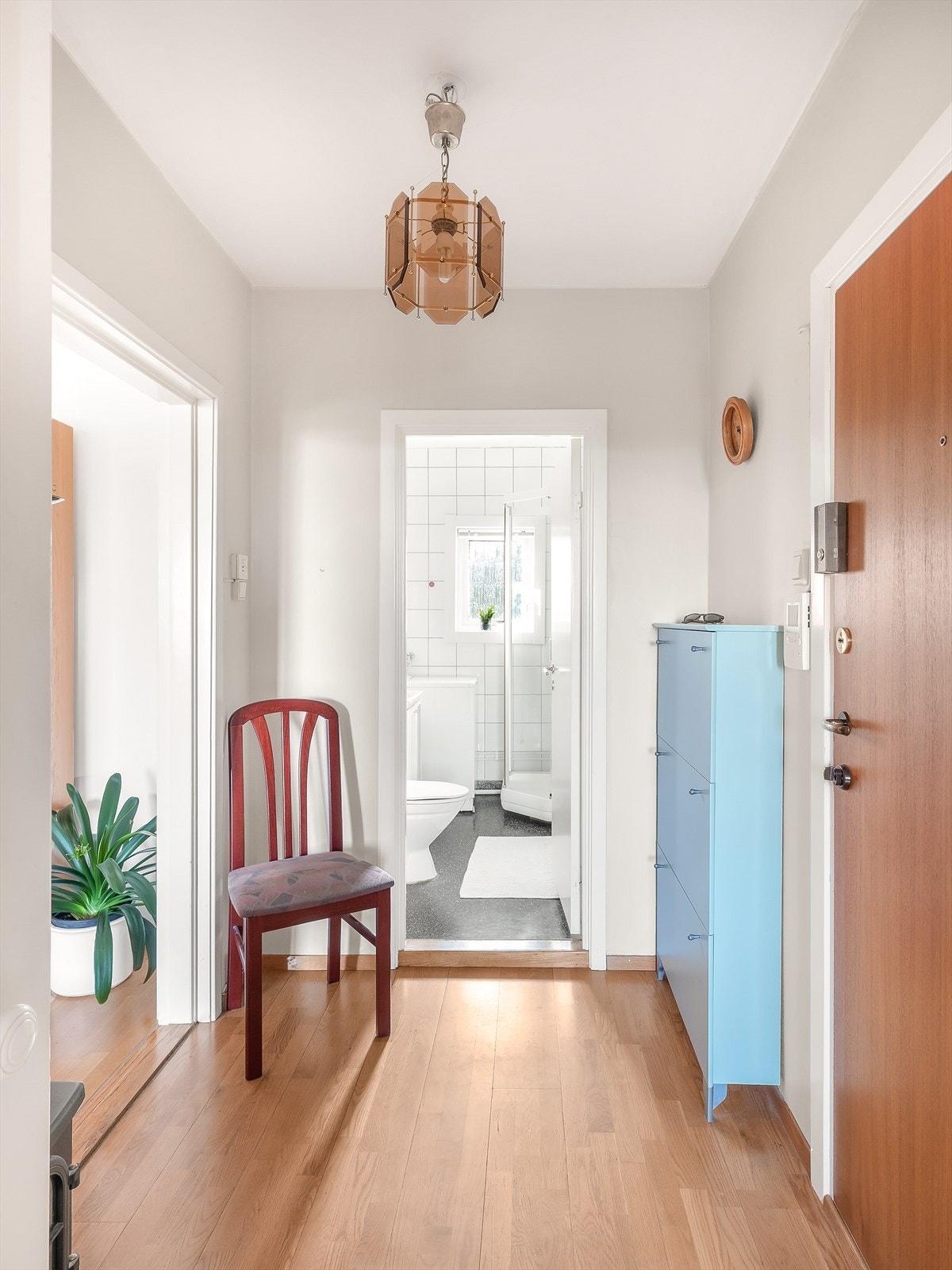 Innbydende entré med tilgang til badet Galleribilde