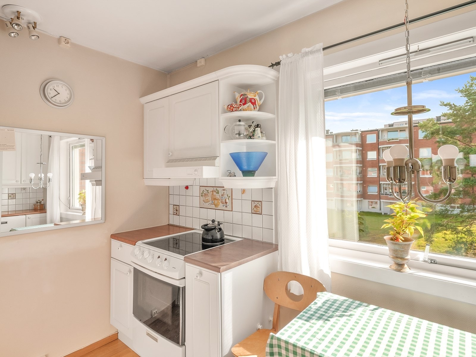 Kjøkken med hvitevarer og mye skapplass Galleribilde