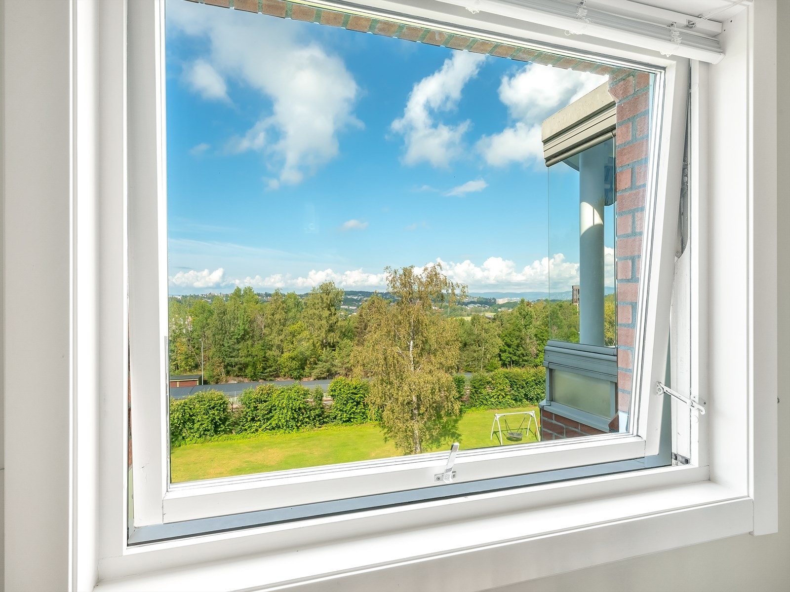 Vindusutsikt over frodige omgivelser Galleribilde