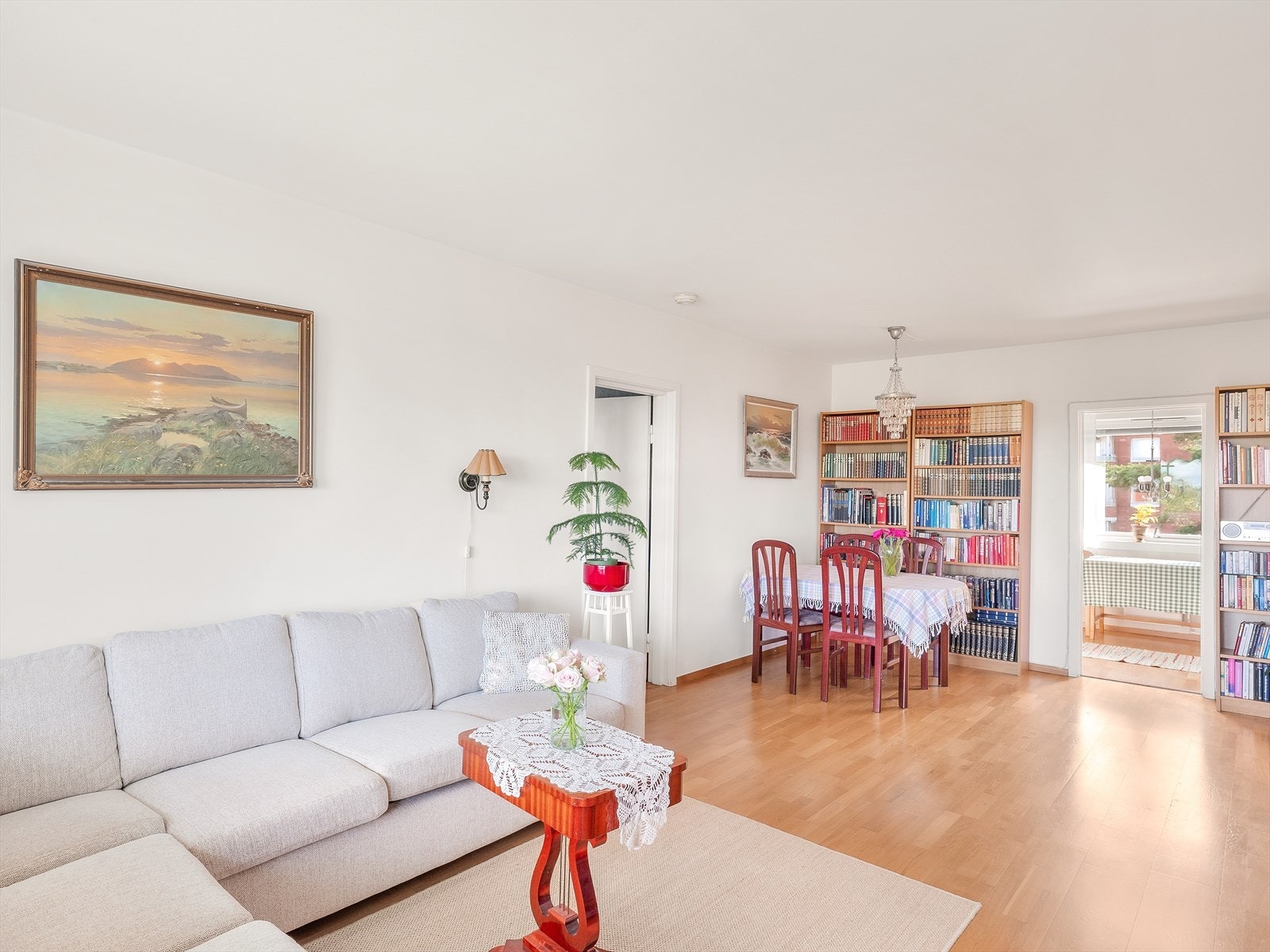 Stue med plass til både sofa og spisebord Galleribilde