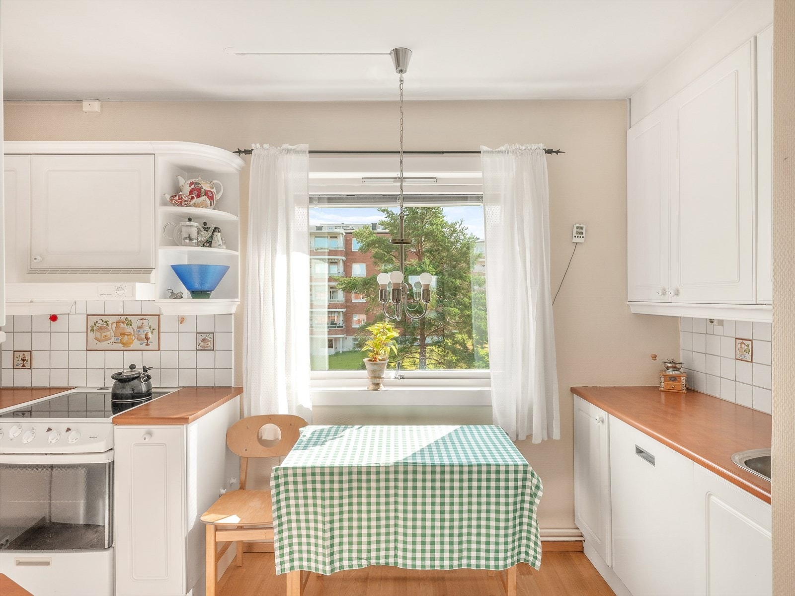 Koselig kjøkken med spiseplass og utsikt Galleribilde