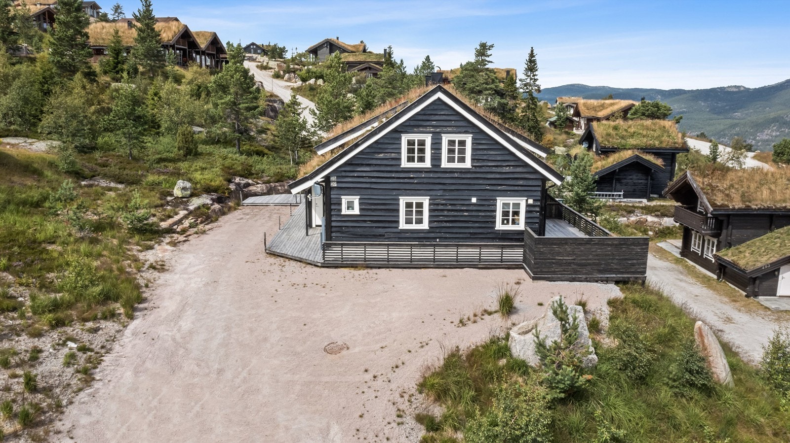 God plass til parkering fremfor hytten Galleribilde