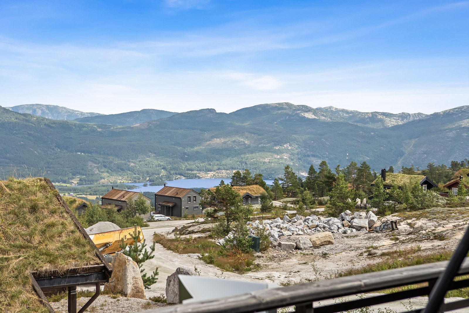 Her nytes nydelig utsikt til omkringliggende fjellkjeder og Nisser Galleribilde