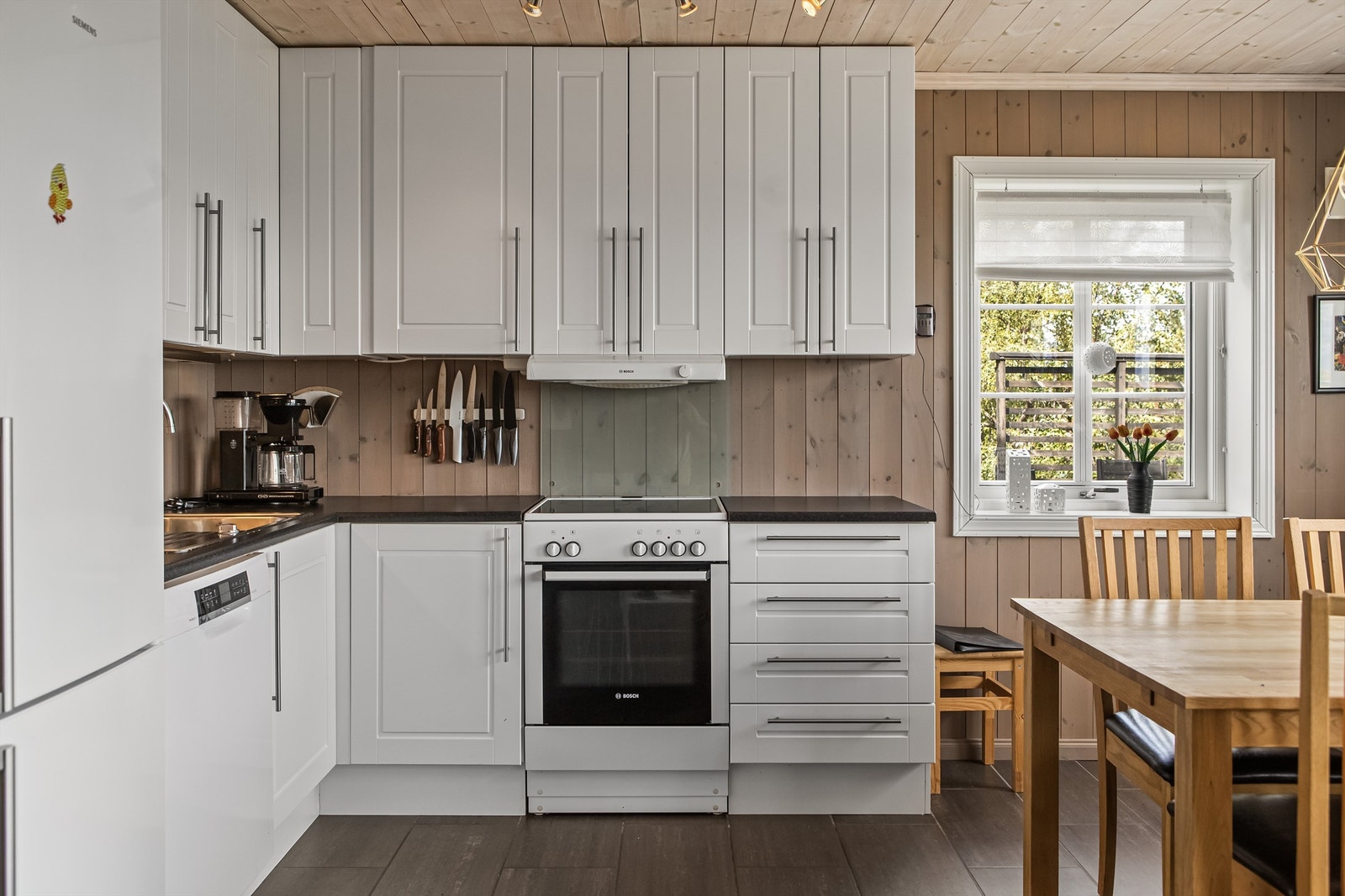 Kjøkkenet har god skap- og benkeplass Galleribilde