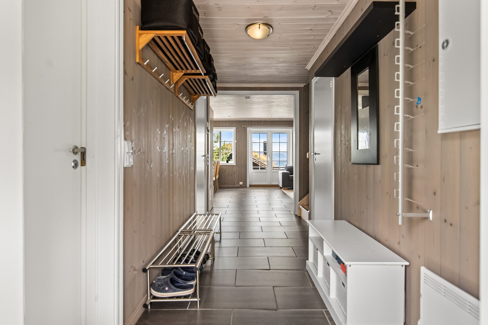 Gang/entrè med god plass til å henge av seg yttertøyet Galleribilde