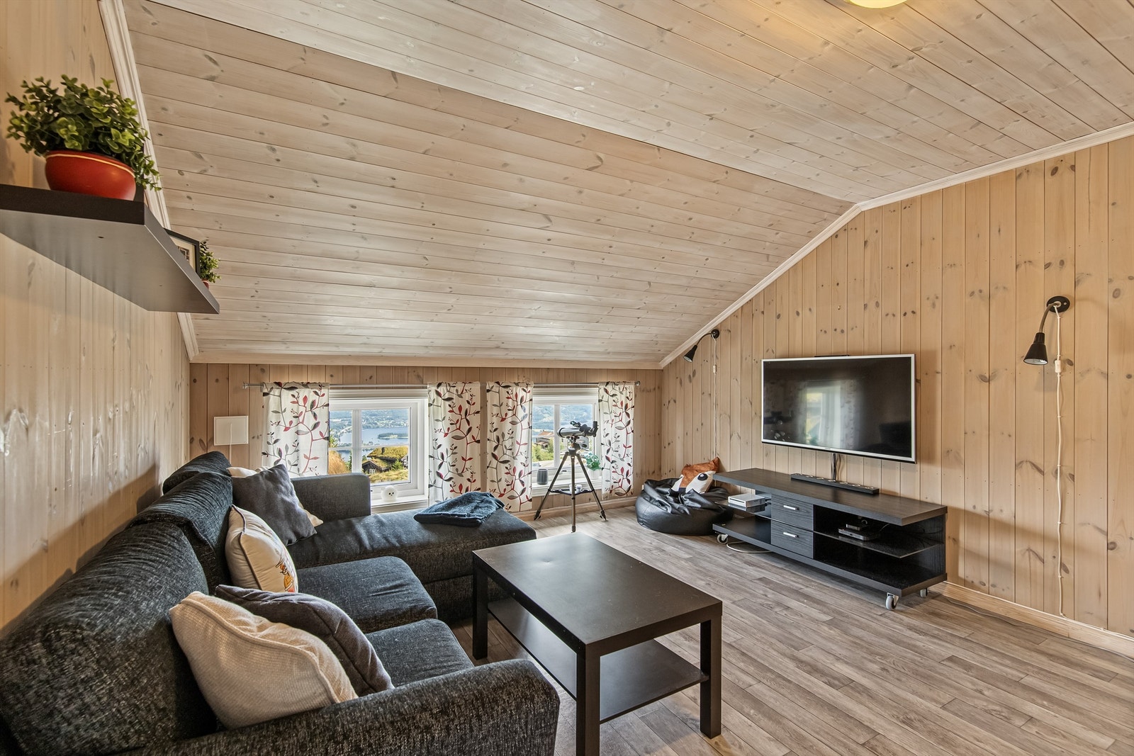 Loftstuen er praktisk for de med ungdommer i familien, slik at de kan trekke seg tilbake om ønskelig Galleribilde