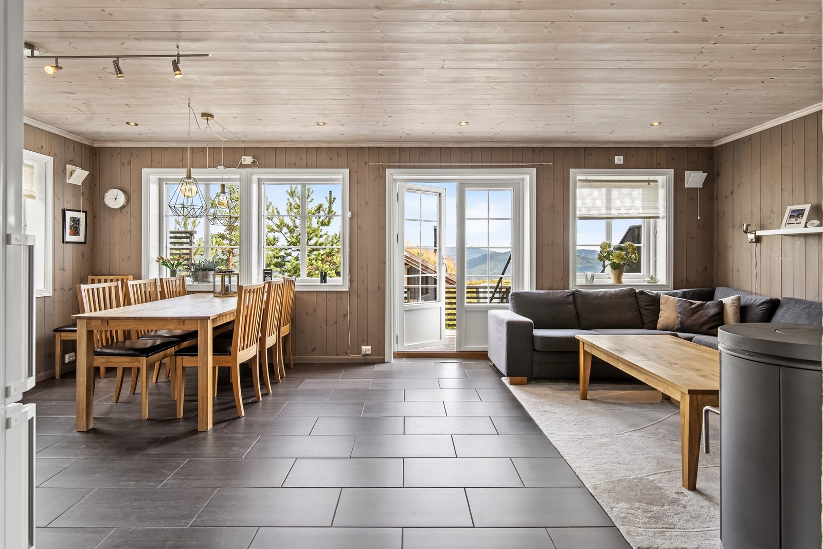 Stue og kjøkken i åpen løsning Galleribilde