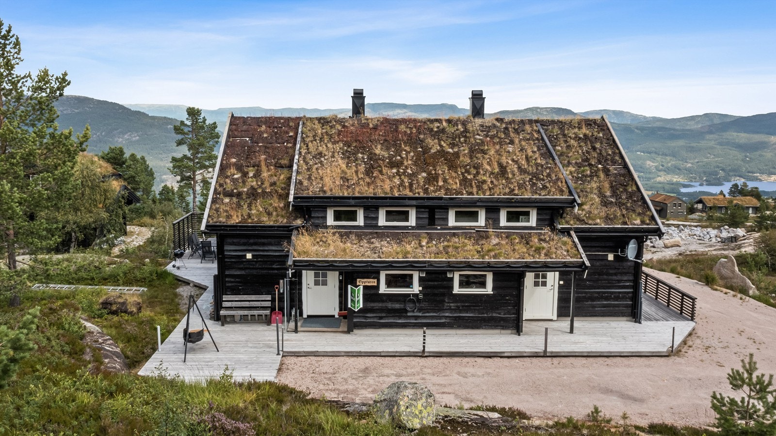 Store og fine utearealer rundt hytten Galleribilde