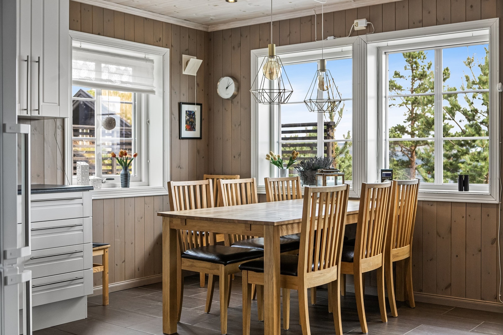 Spisestuen innbyr til felles hygge rundt måltidene Galleribilde