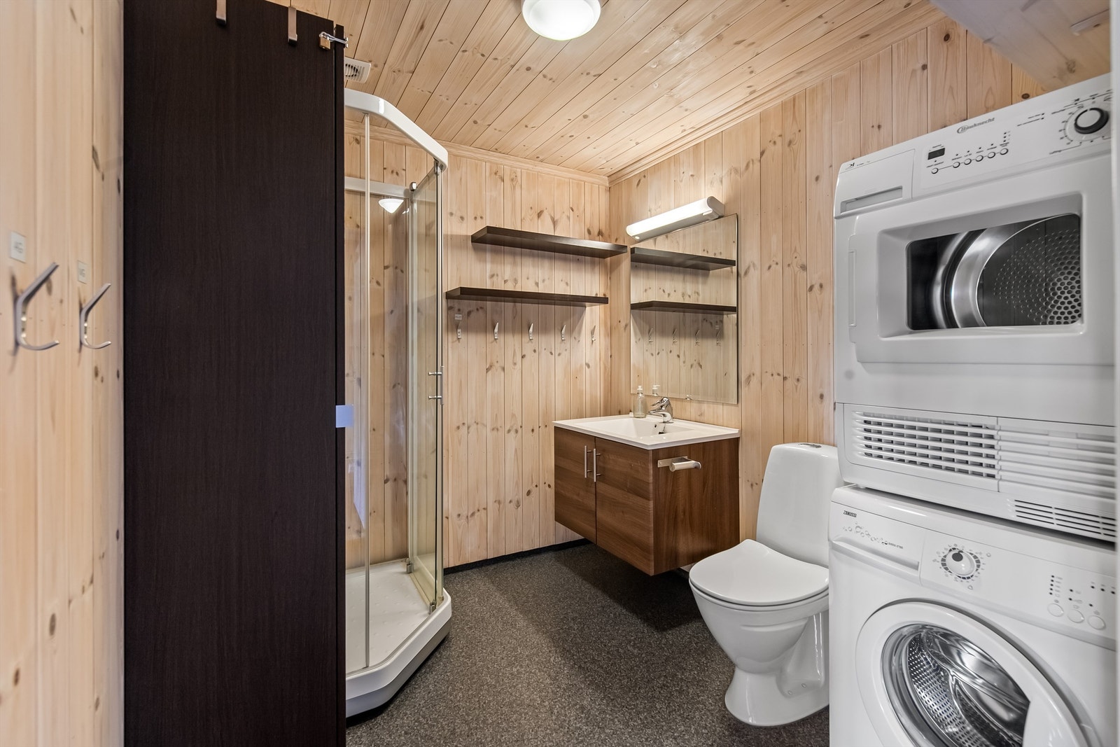 Bad 2 er også innredet med dusjkabinett, servant i innredning, toalett men også opplegg til vaskemaskin/tørketrommel Galleribilde
