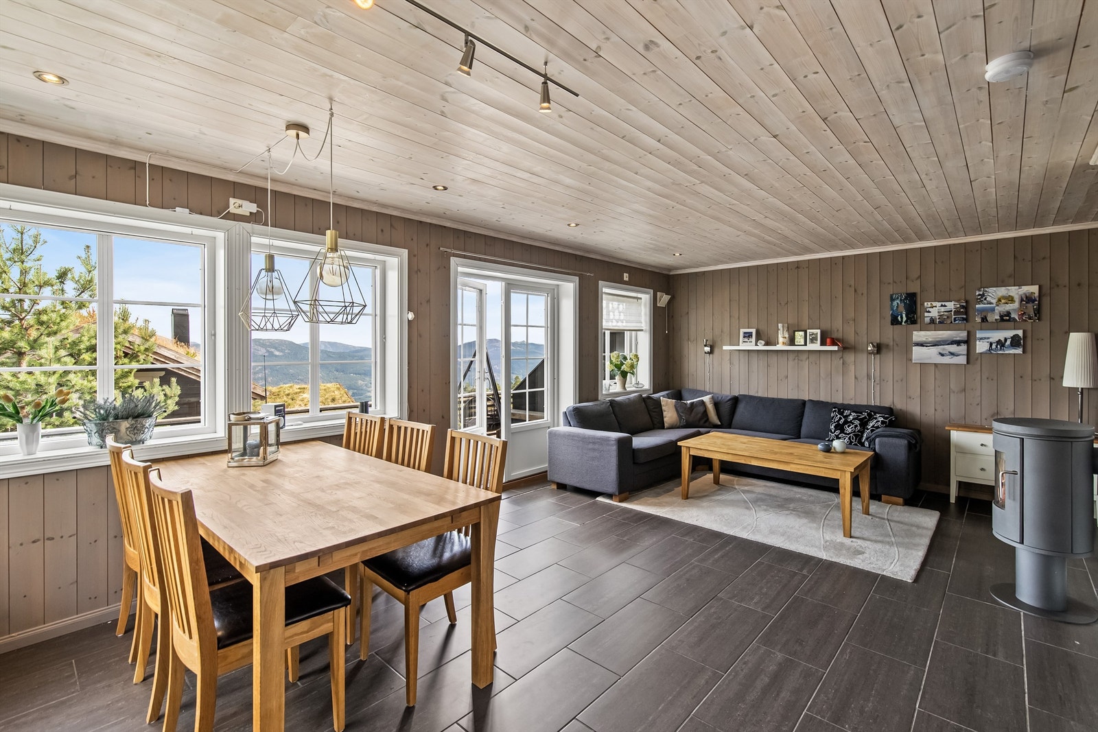 Spisestue og salongen har god plass Galleribilde