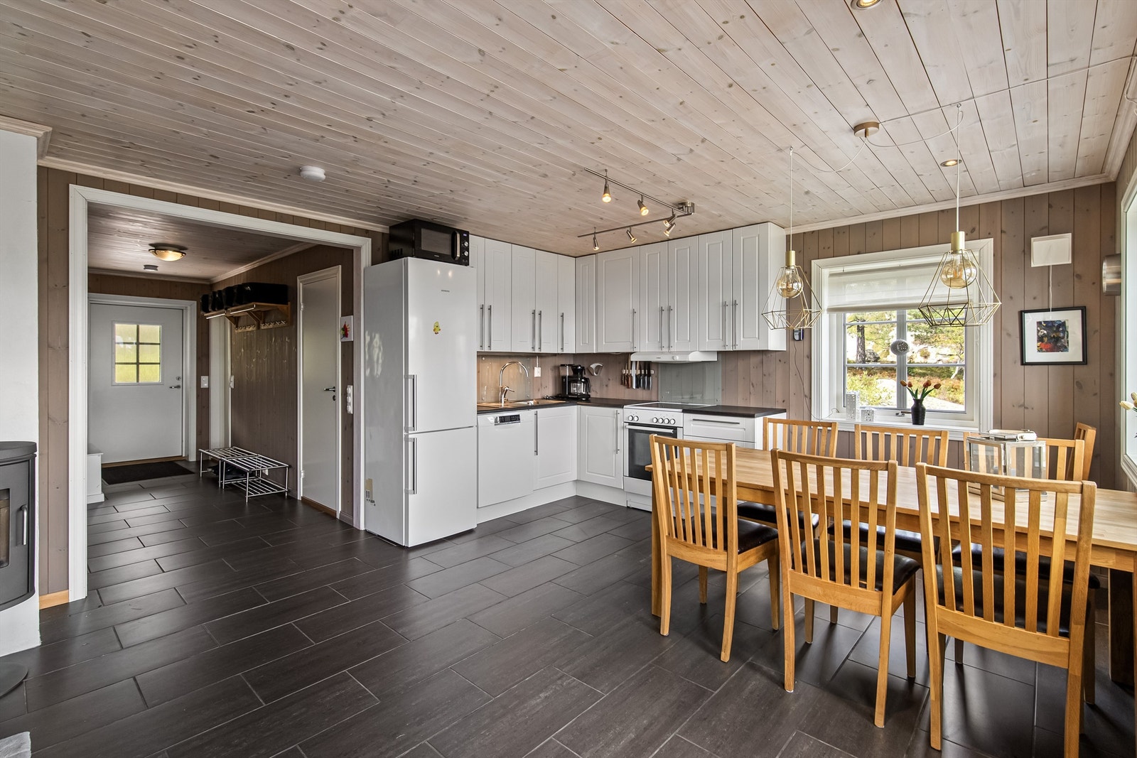 Spisestuen har sin naturlige plass på kjøkkenet Galleribilde