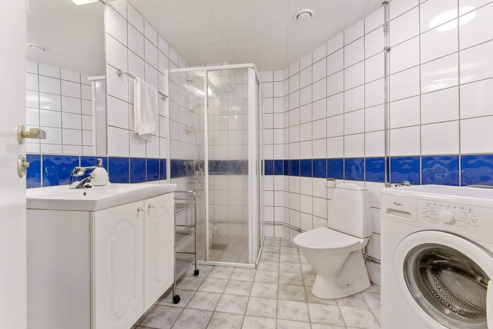 Flislagt bad med vaskemaskin. Galleribilde