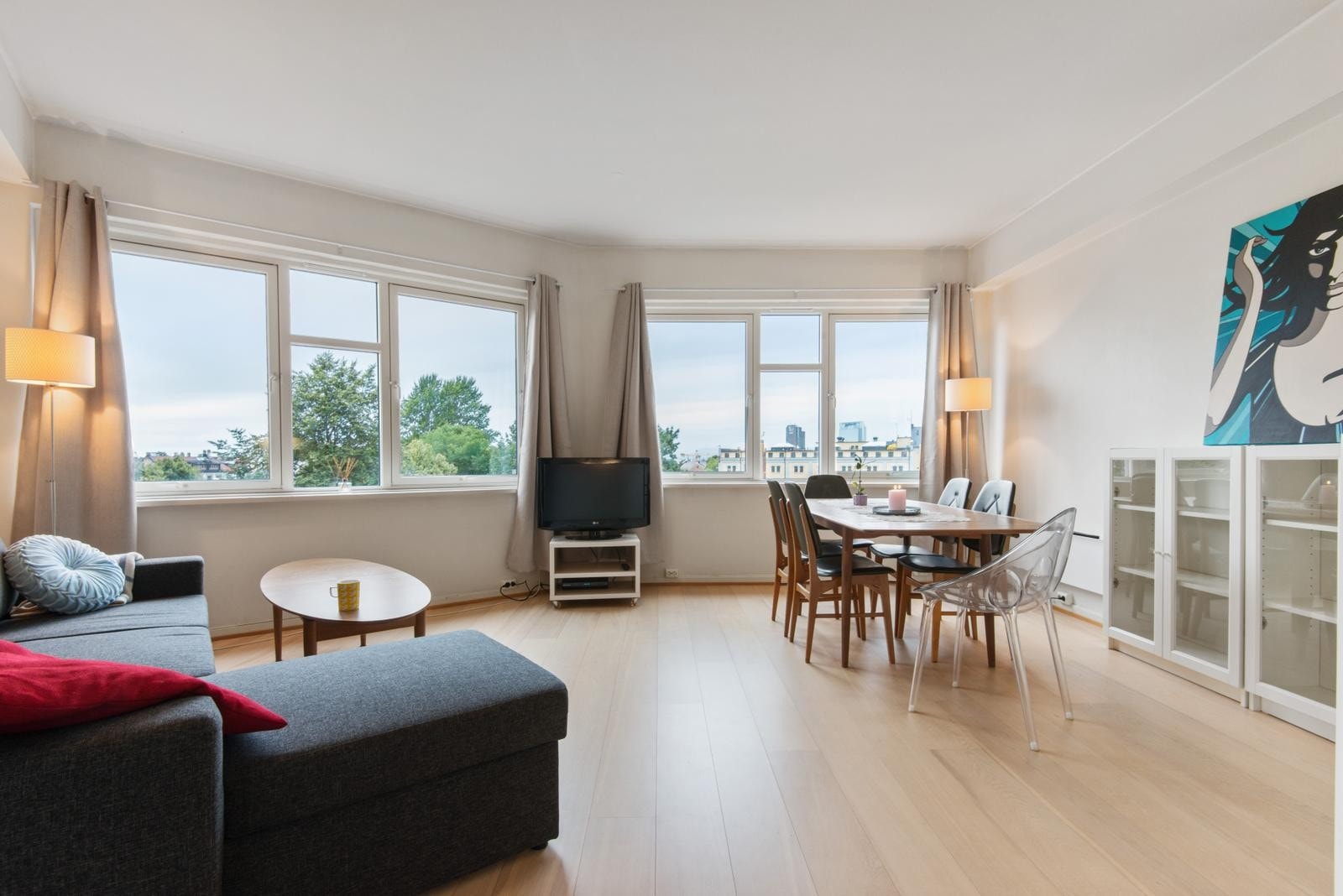 Velkommen inn. Romslig stue med mye lys. Ledig 02.09 Galleribilde