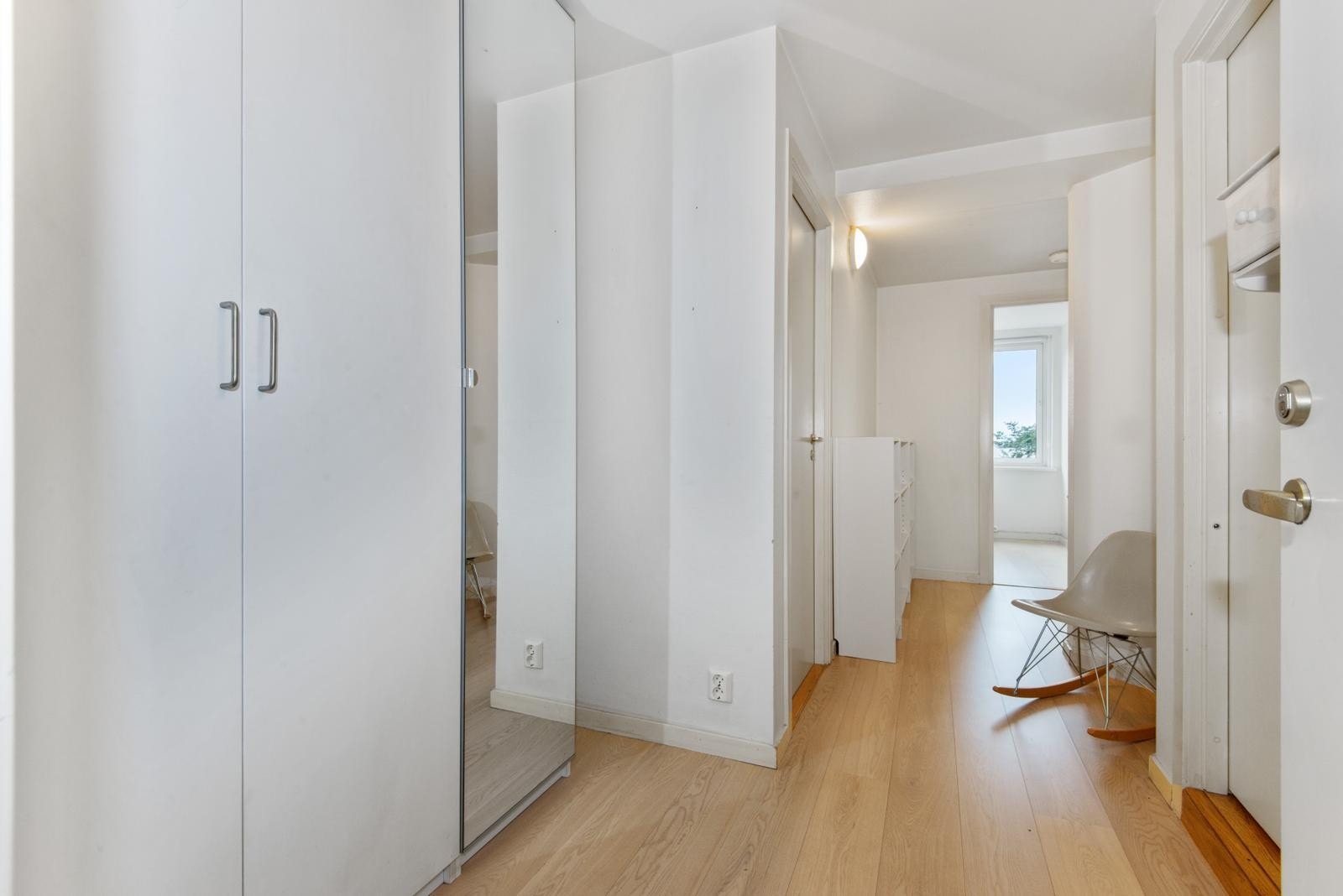 Gang med mye skapplass. Galleribilde