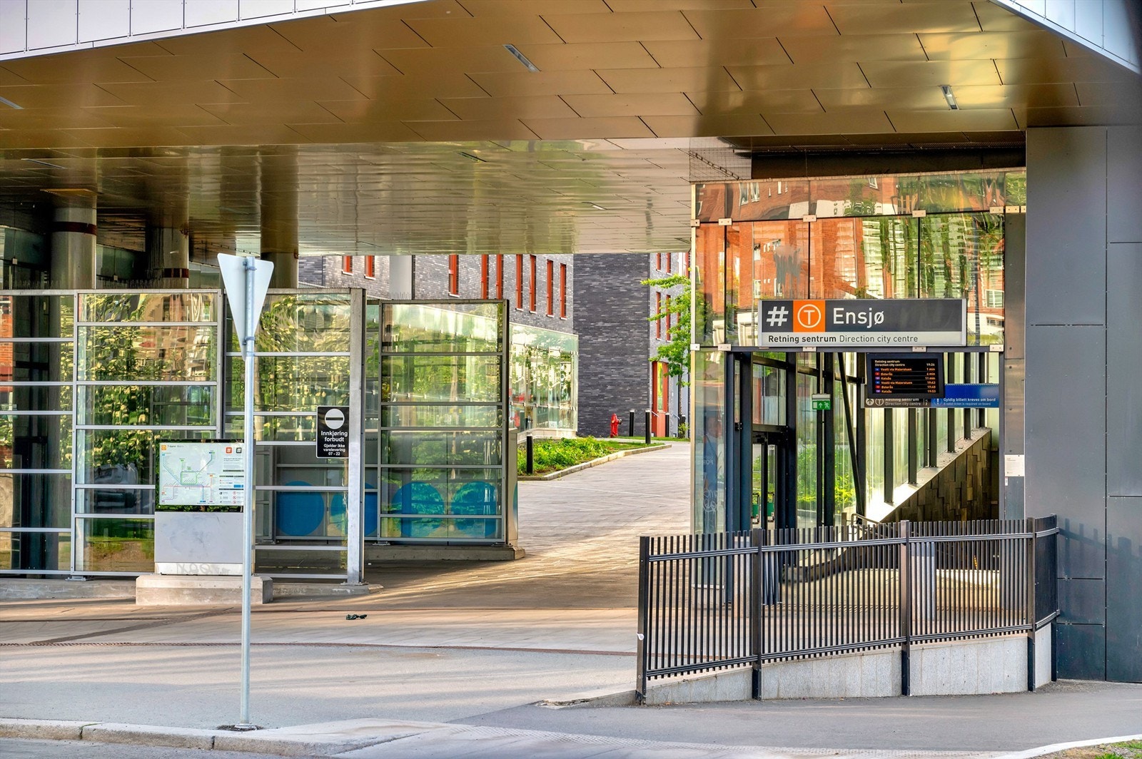 Herfra går også t-banen hyppig med linje 1, 2, 3 og 4. Kun et par stopp så er du i Oslo sentrum Galleribilde
