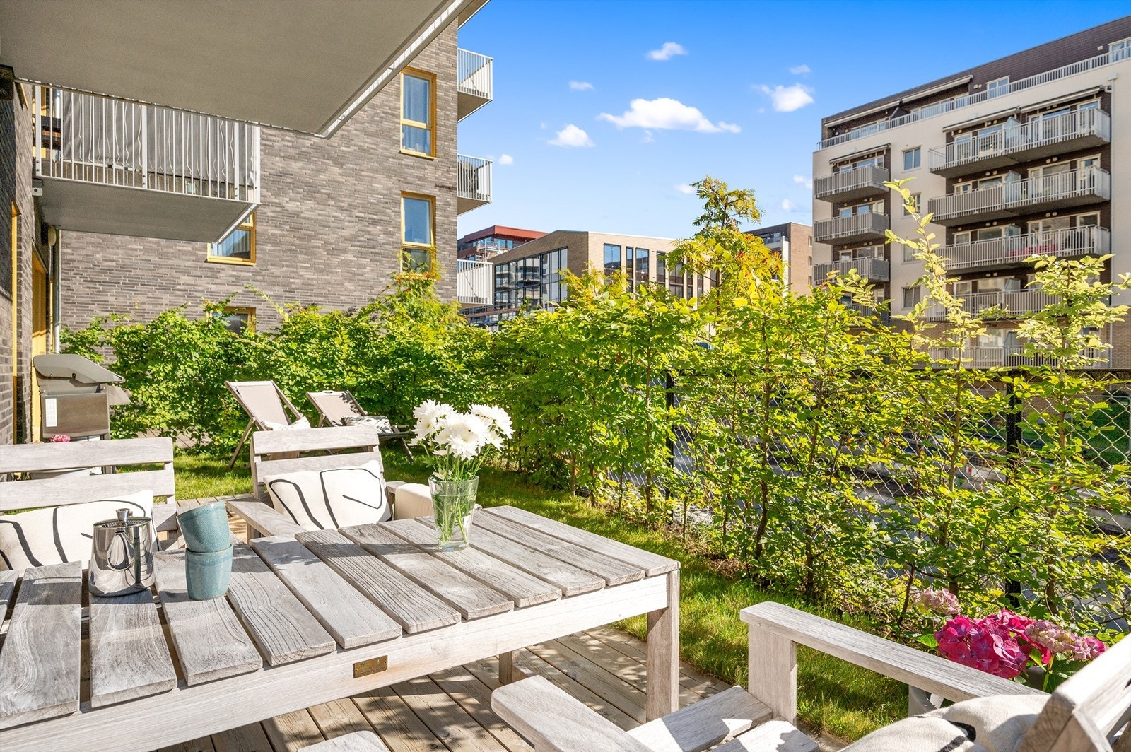 God plass til større sittegruppe, grill, m.m. - det er tillatt med el- og eller gassgrill Galleribilde