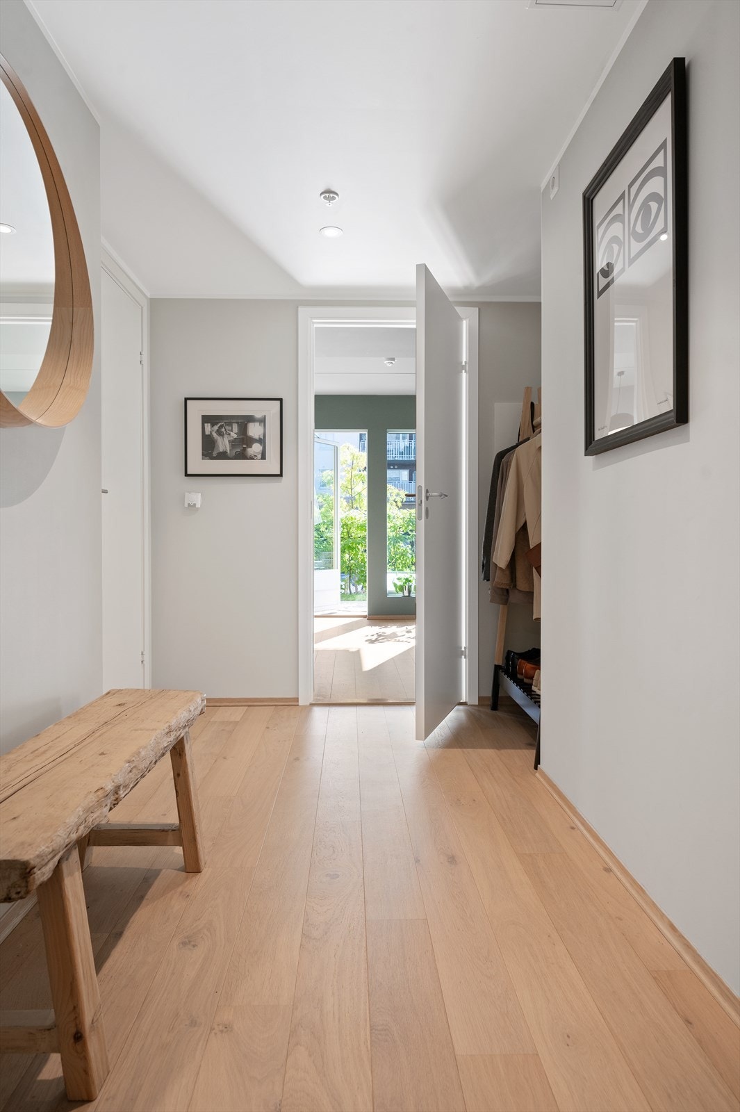 Entré med downlights i himling som gir et lunt førsteinntrykk av leiligheten Galleribilde