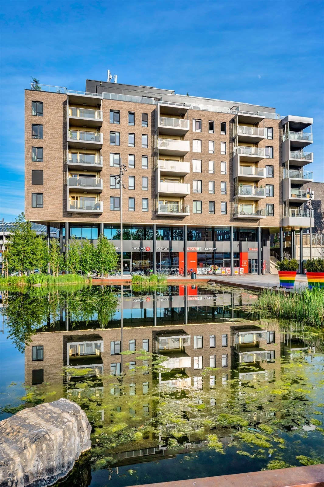 Ensjø torg som byr på flere servicetilbud som blant annet Åpent Bakeri, Spar, Sushi, Apotek, Winther blomst og Sparebank1 Galleribilde