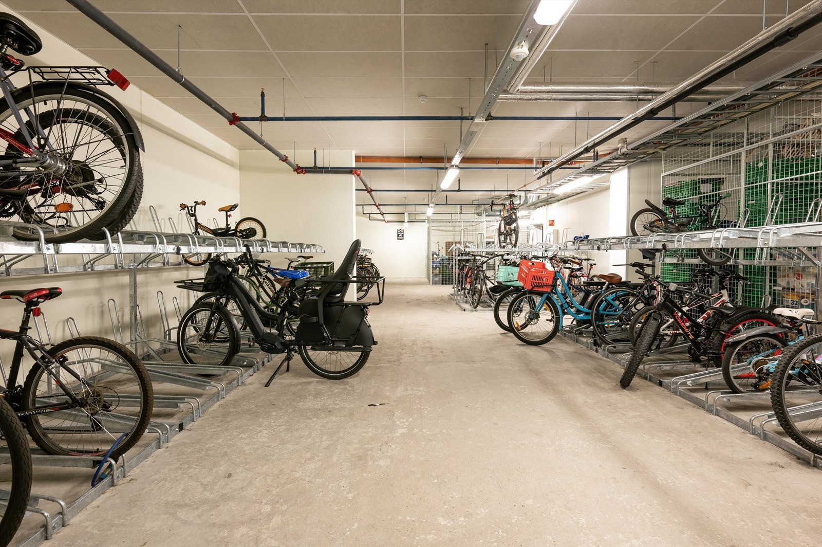 Felles sykkelparkering i kjeller Galleribilde
