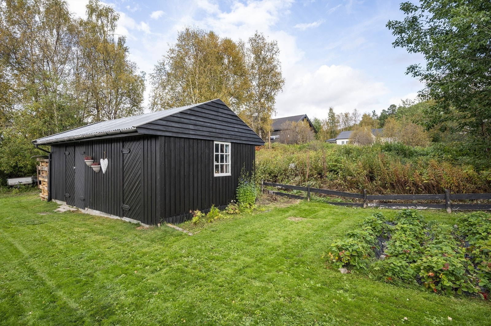 ..og et lite uthus, med plass til lagring. Galleribilde