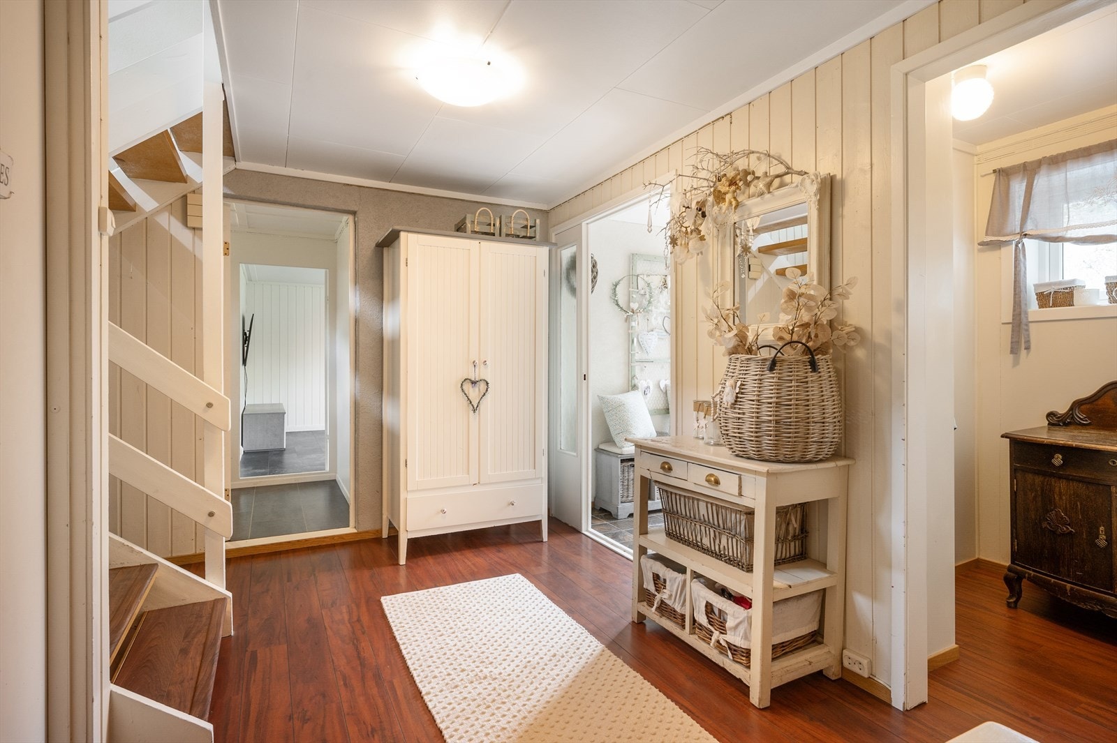 I kjelleretasjen er det en lun gang med trapp opp til hovedetasjen. Galleribilde