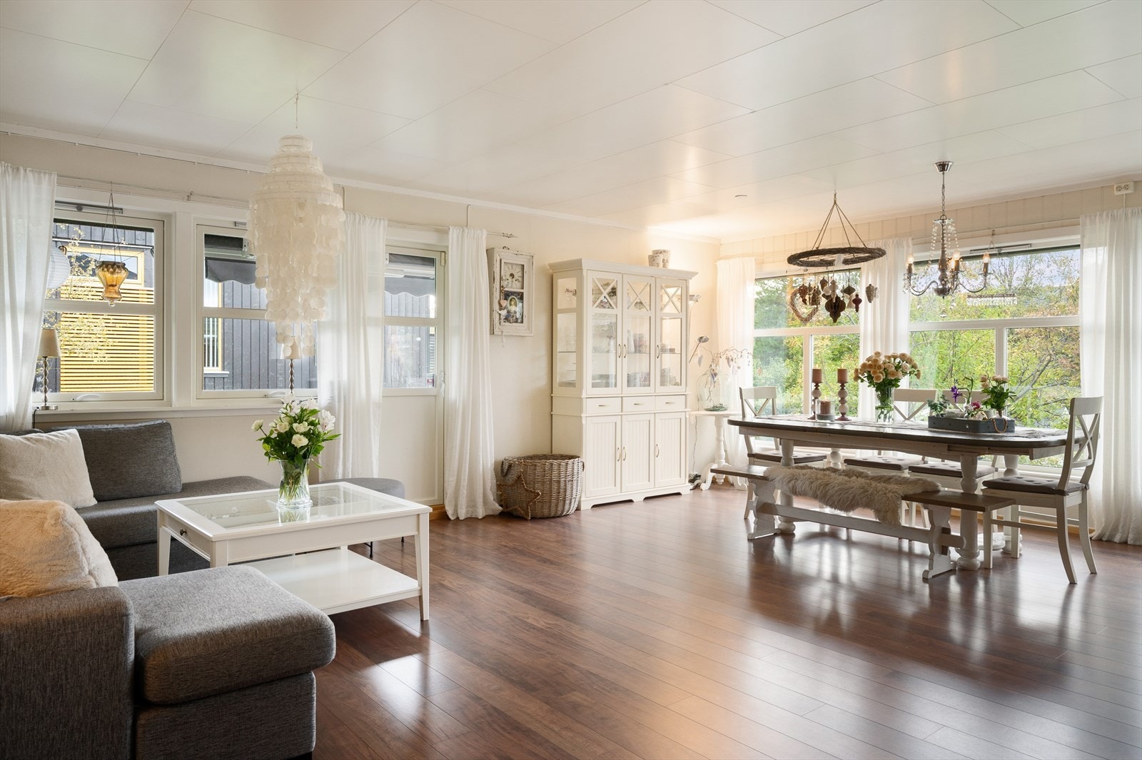 Fra stuen er det utgangsdør til veranda. Galleribilde