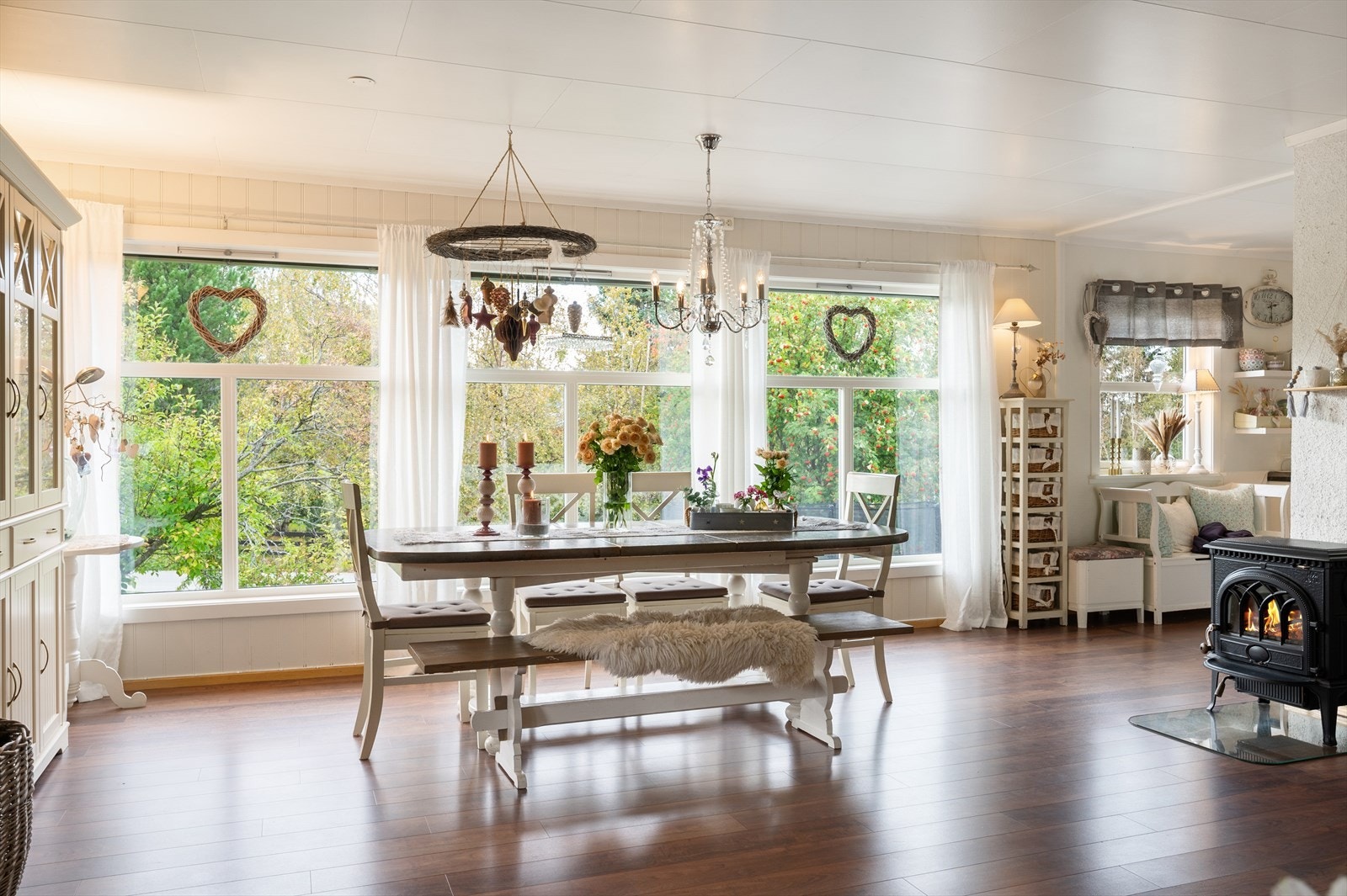 I stua er det også store vinduer som gir rikelig med naturlig belysning. Galleribilde