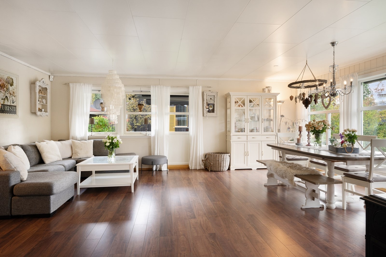 Romslig stue med god plass til spisebord og sofa. Galleribilde