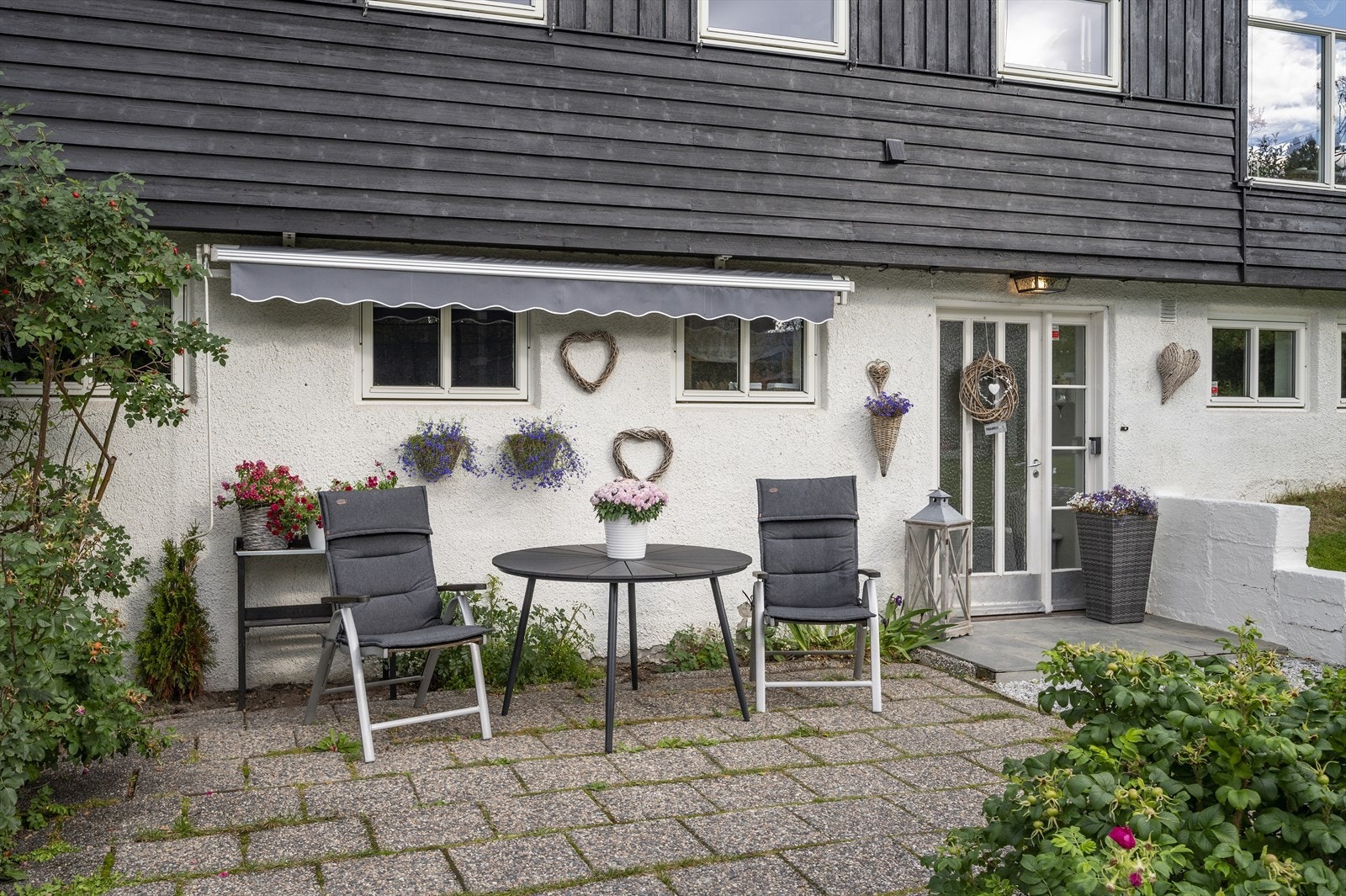 Inngangen er på nedsiden av huset. Galleribilde