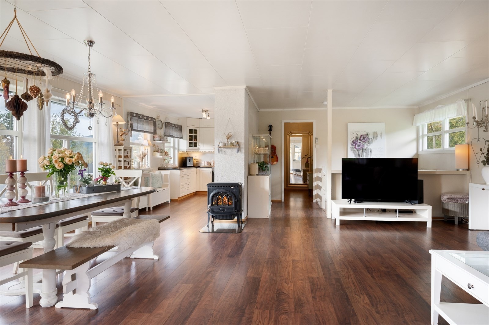 Innenfor stuen er kjøkkenet. Galleribilde