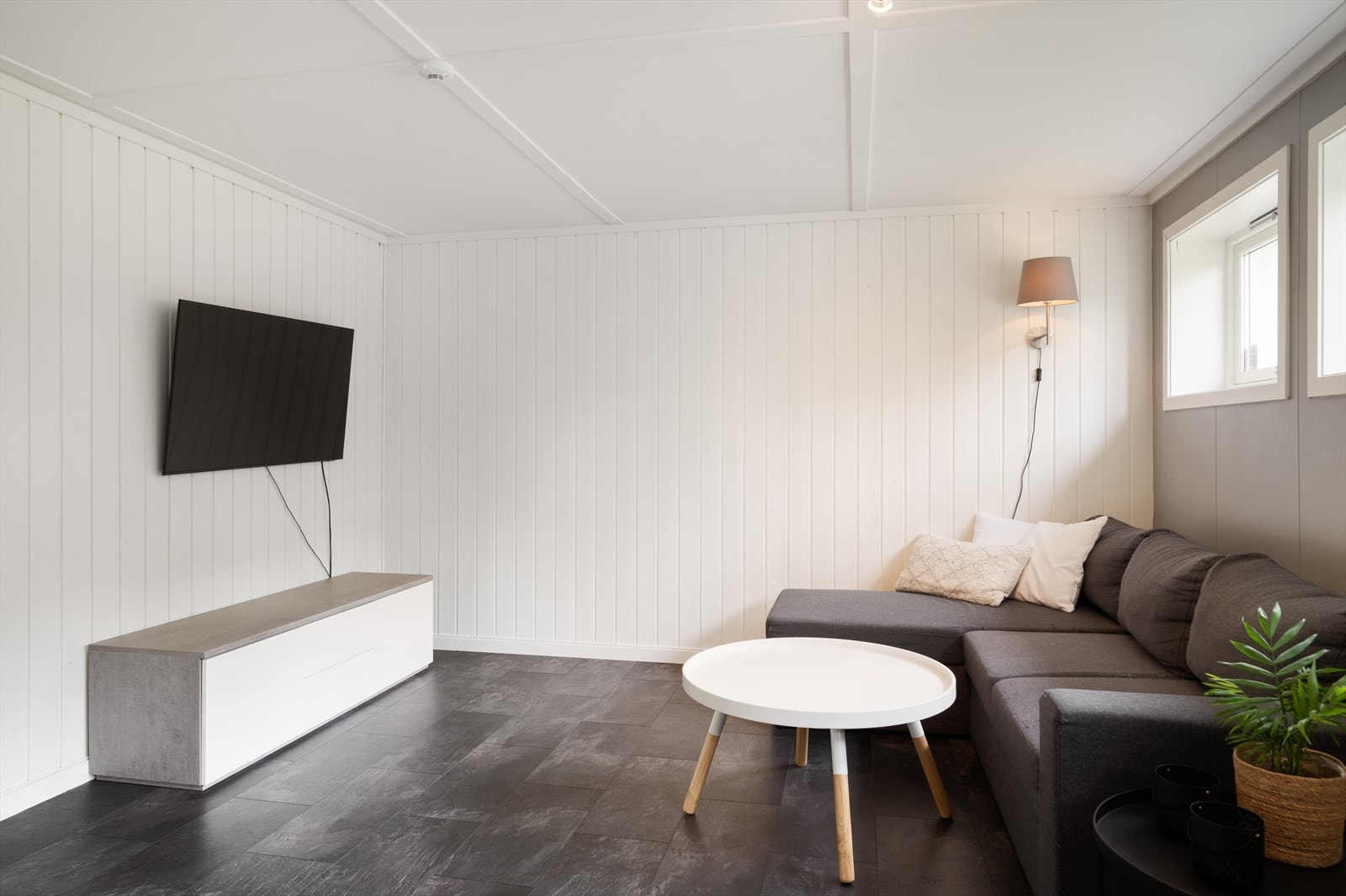 I kjelleren er det en lys og god stue. Galleribilde