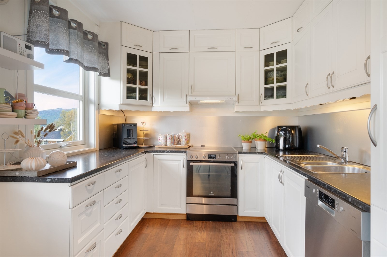 Kjøkkenet er praktisk, med god plass i både skuffer og skap. Galleribilde