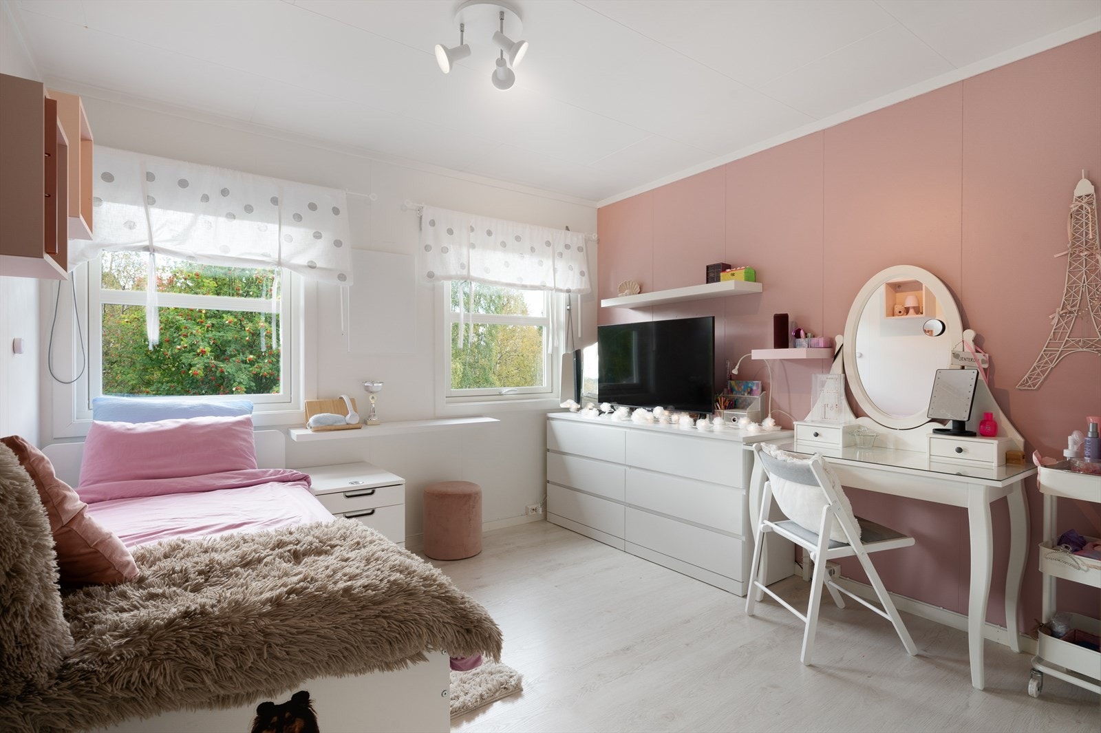 Soverommene er store, og har god plass til møblering av eget ønske og behov. Galleribilde