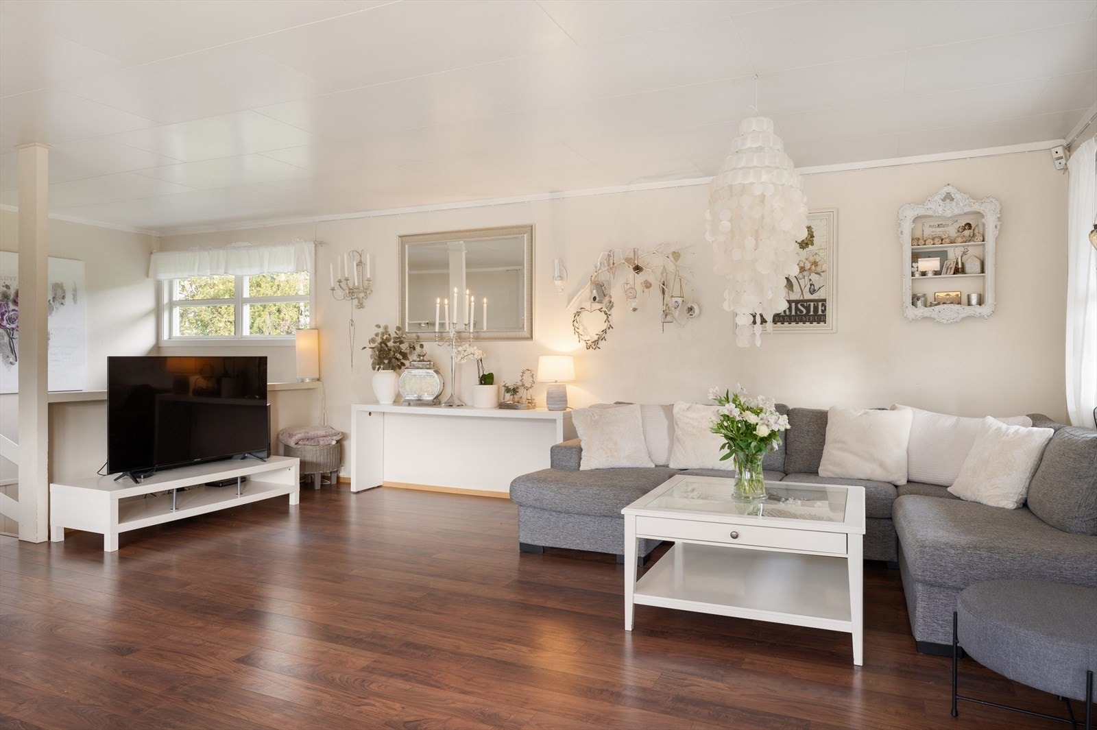 Åpen planløsning, som gir en god romfølelse. Galleribilde