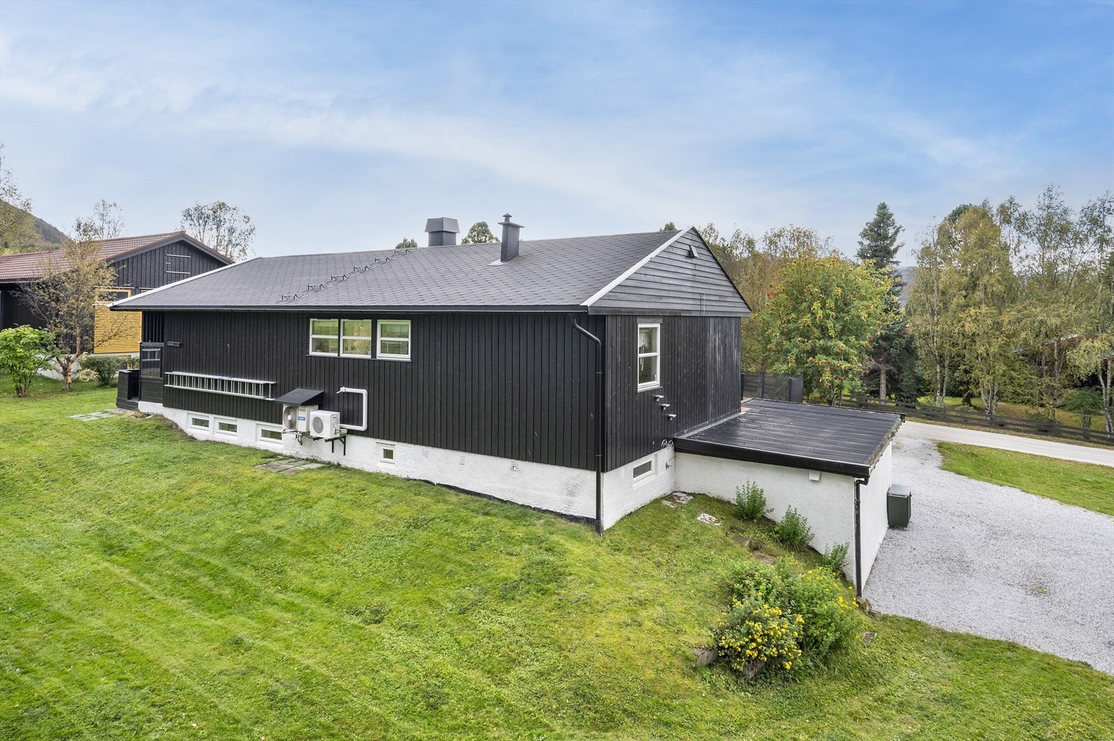 Eneboligen ligger på en pent opparbeidet tomt, bestående av tre gnr/bnr. Galleribilde