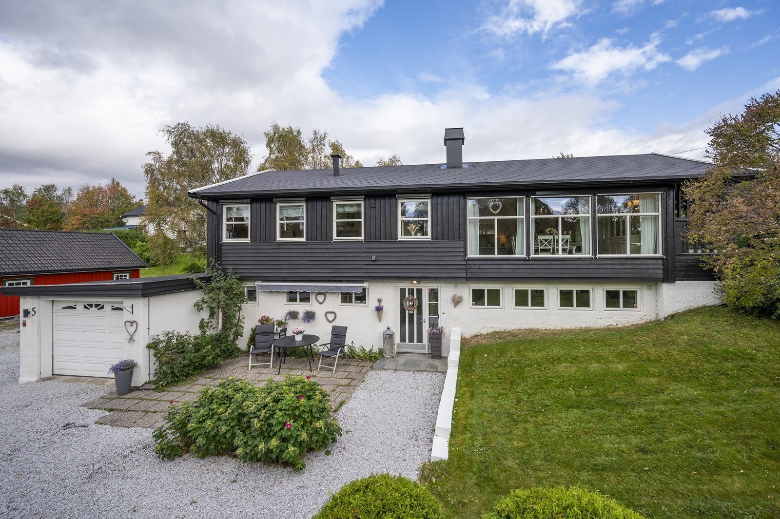 Det er en enkel garasje på eiendommen.. Galleribilde