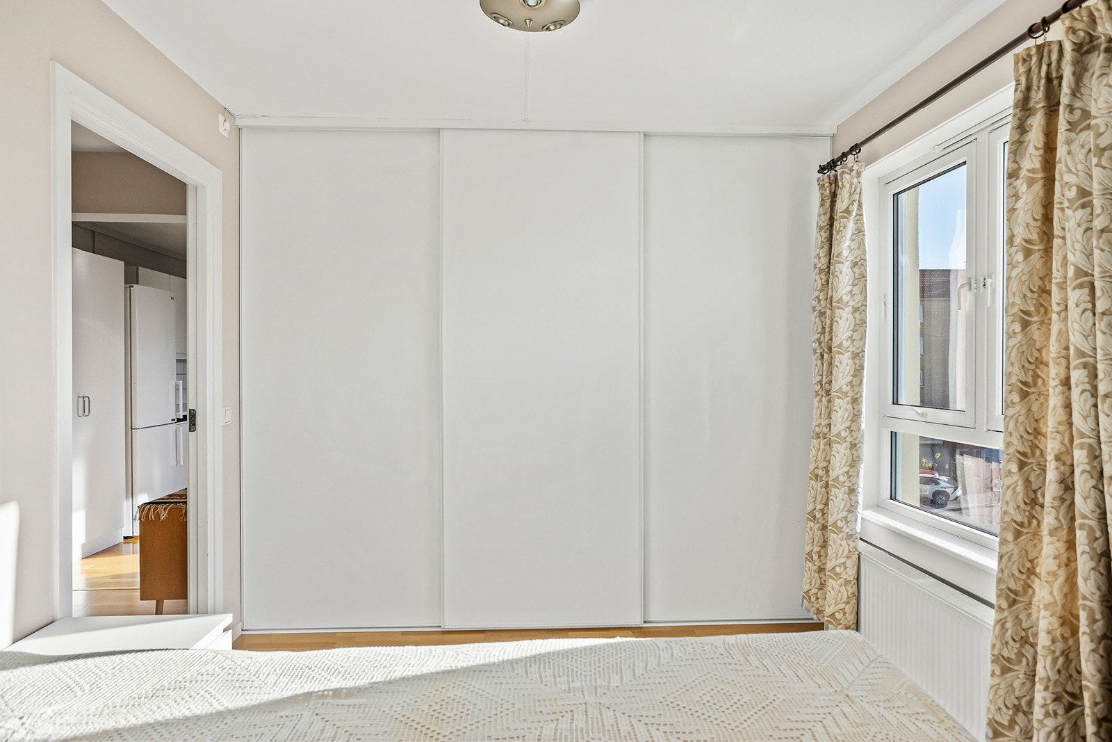 Skyvedørsgarderobe på soverommet Galleribilde