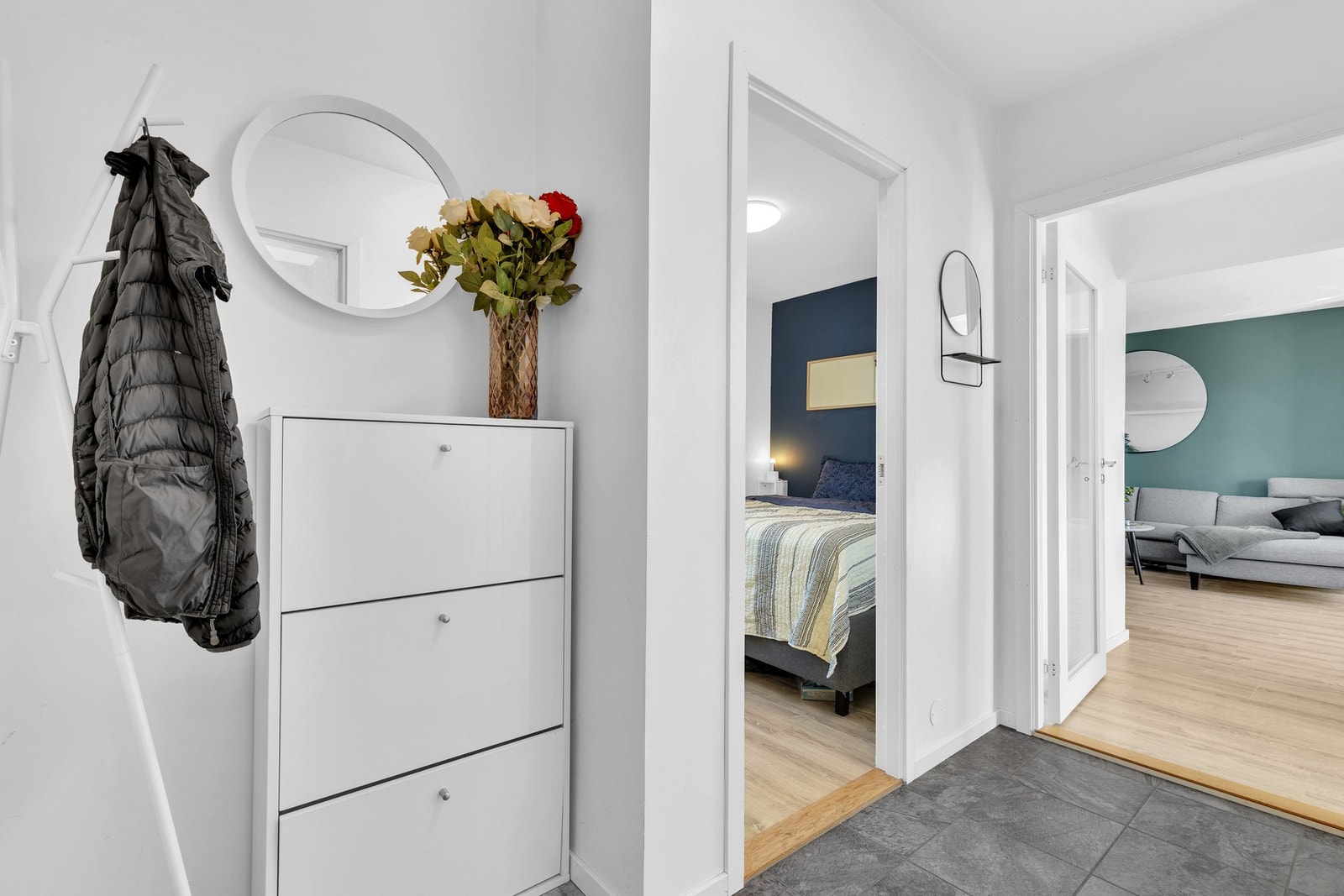 Innbydende, flislagt entré. Leiligheten disponerer én bod i kjeller. Galleribilde