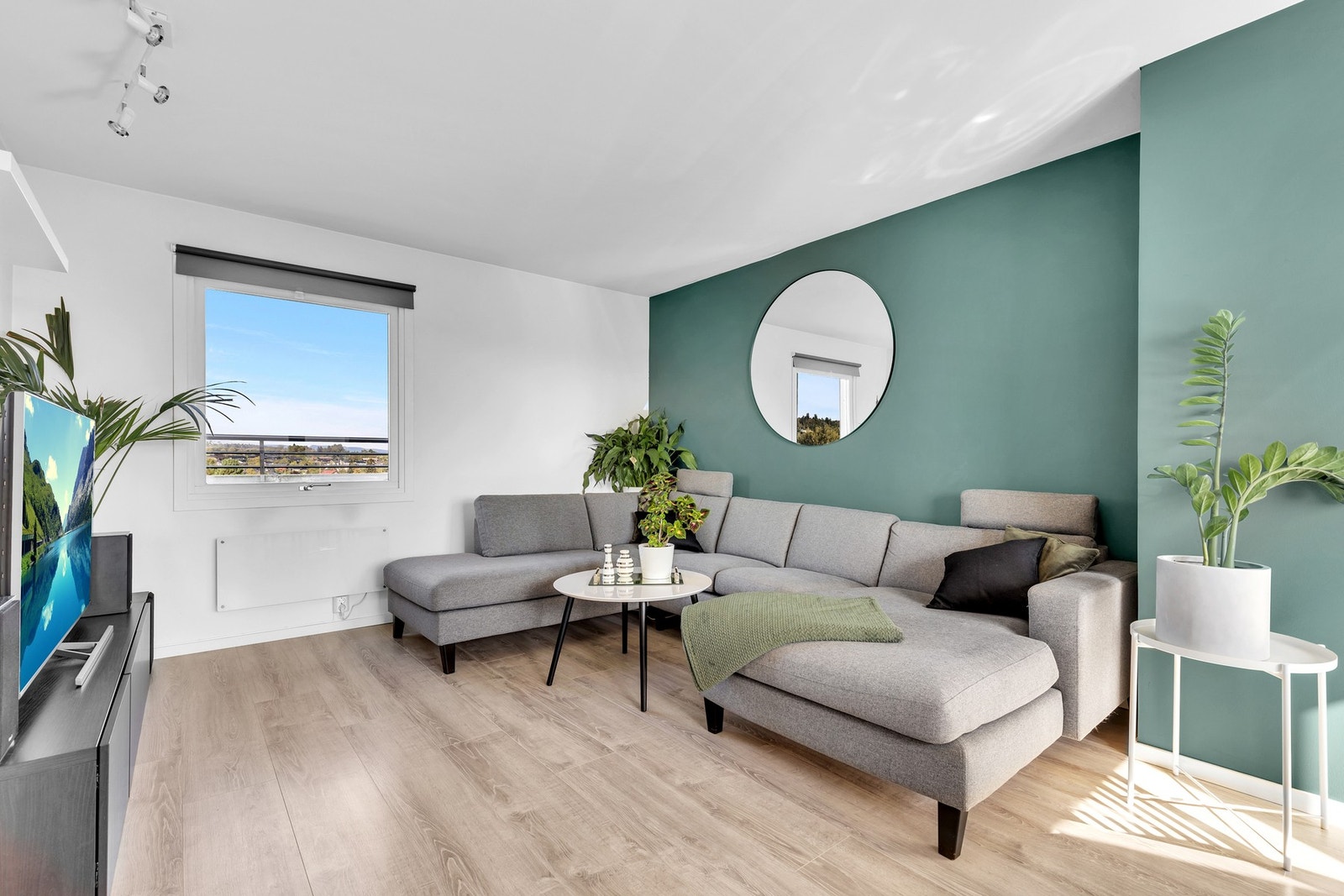 Leiligheten har en gjennomgående og luftig stue på 23 kvm. Galleribilde