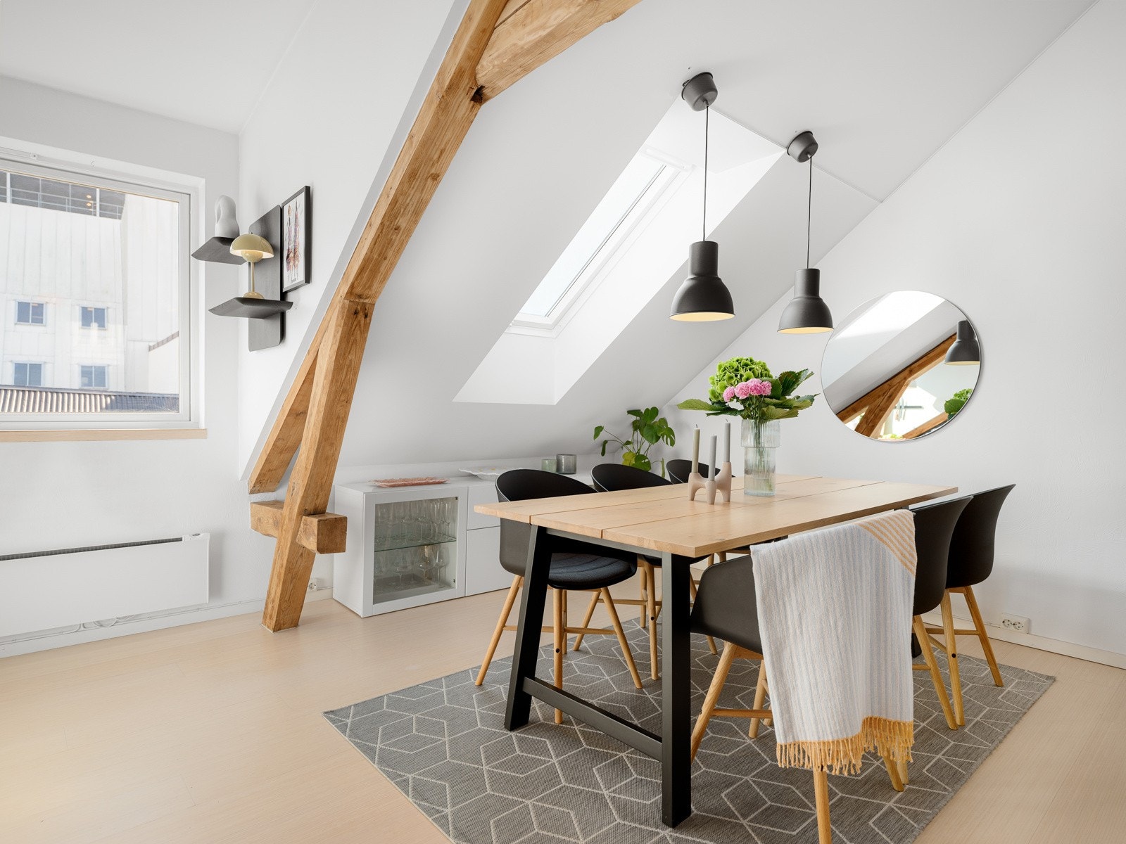 God plass til spisestue i oppholdsrom. Galleribilde