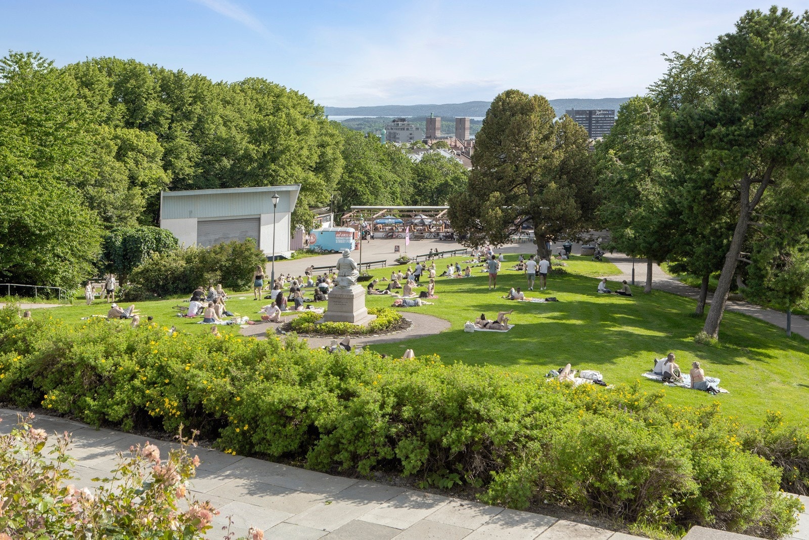 St. Hanshaugen park ligger like ved, og er et populært tilholdssted på sommerstid. Galleribilde