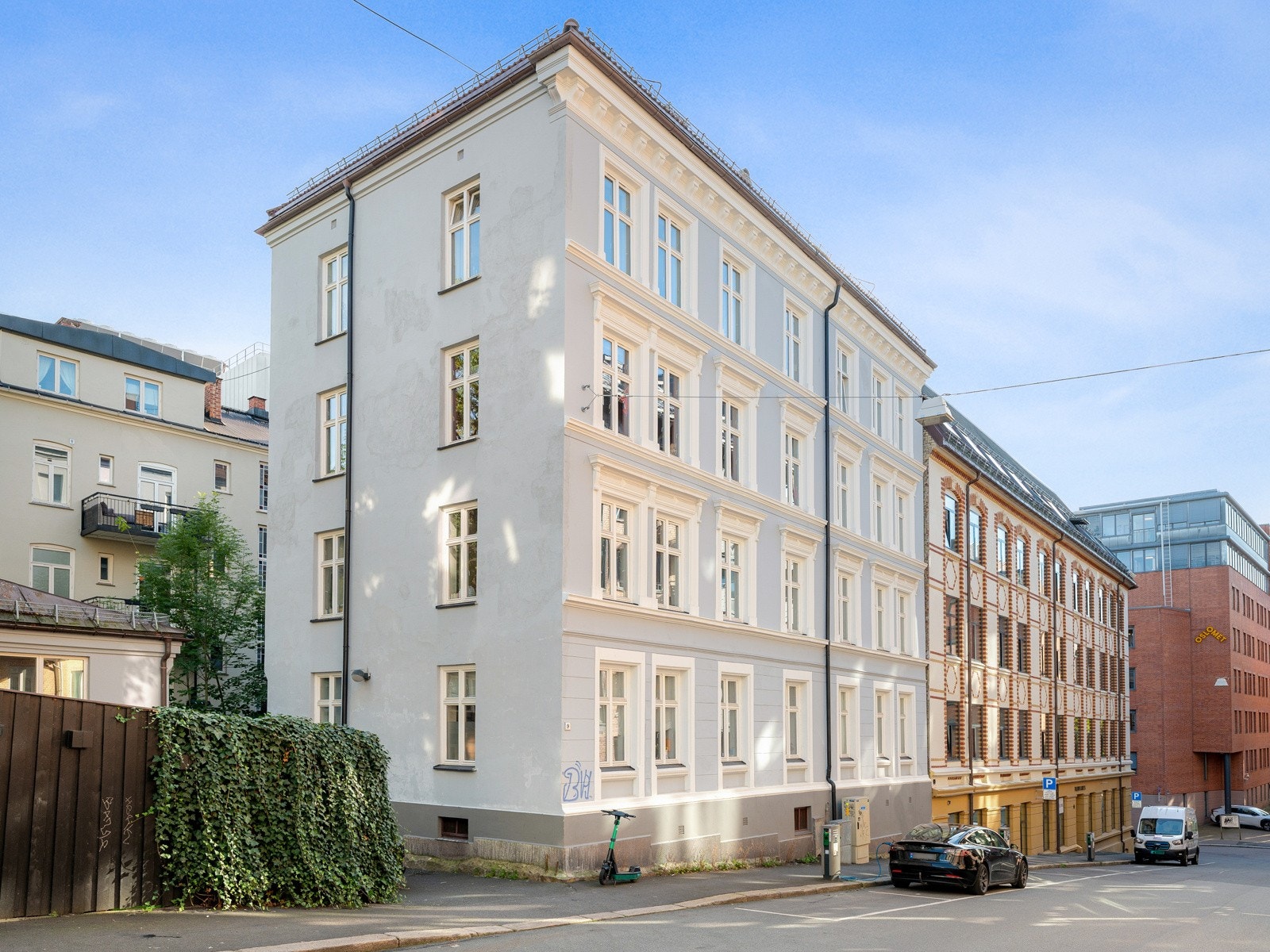 Fasade - Falbes gate 9A. Parkeringsplass med opplegg for lading av el-bil utenfor. Galleribilde