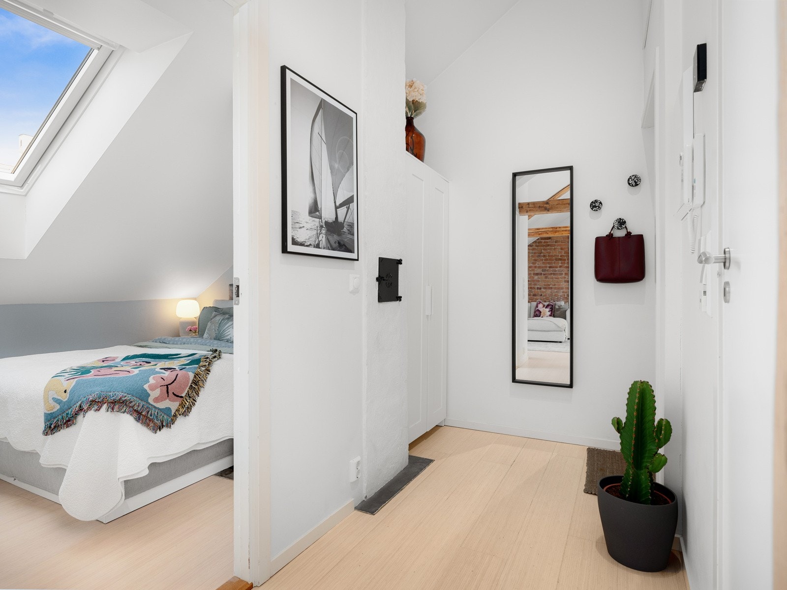 Innbydende entré. Yale kodelås fra 2022 på ytterdør. Galleribilde