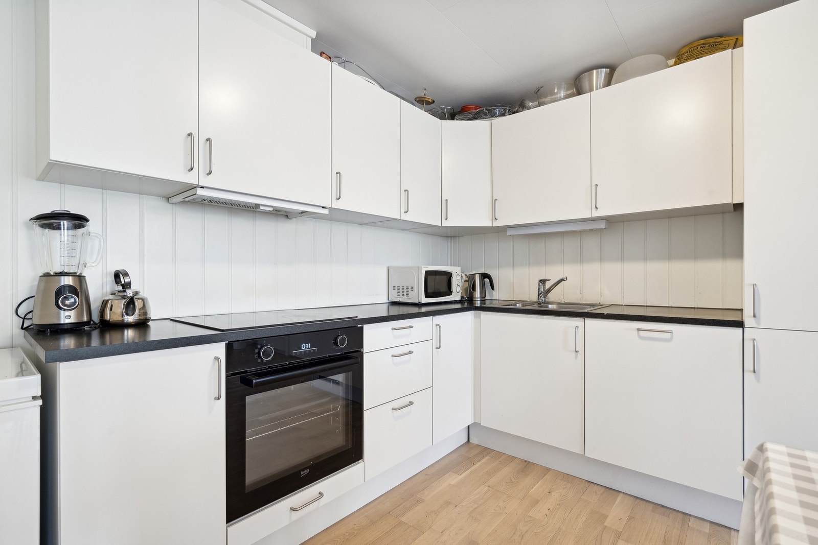 Det er integrert kjøl/fryseskap, oppvaskmaskin, platetopp og stekeovn på kjøkkenet. Galleribilde