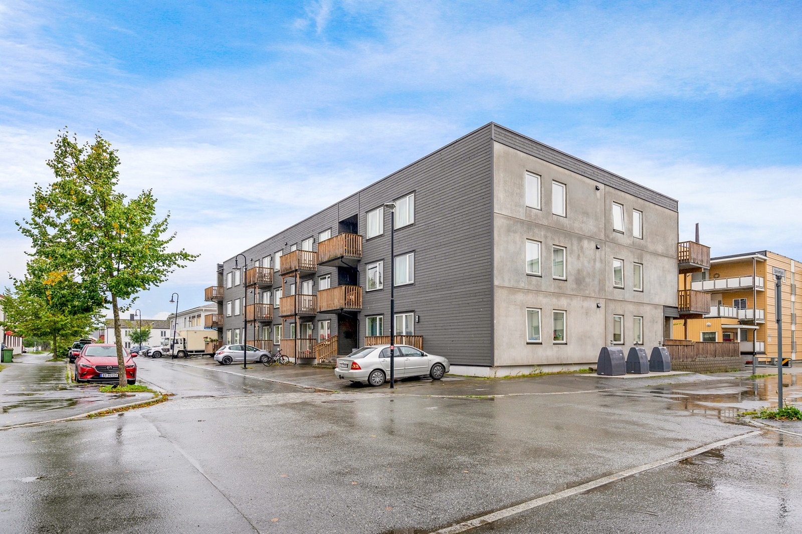 En romslig og sentral selveierleilighet beliggende i 2. etasje fra 2015. Galleribilde