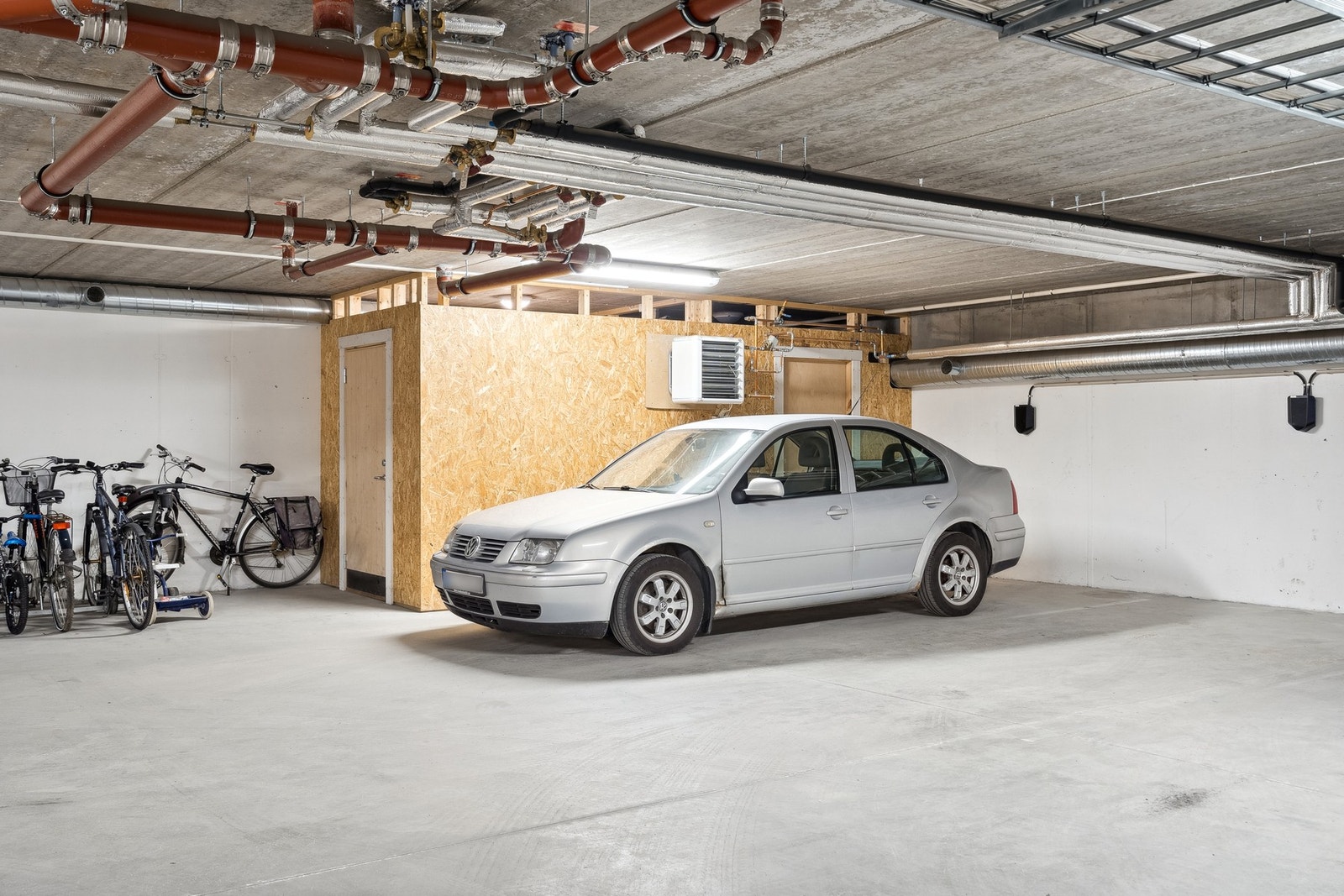 Det er fast parkeringsplass i p-kjeller. Galleribilde