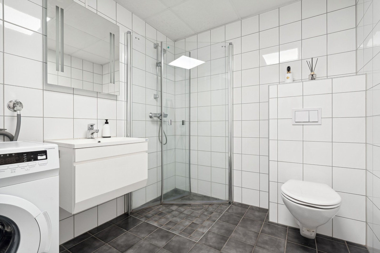 Lyst helfliset bad på 5 kvm med gulvvarme. Galleribilde