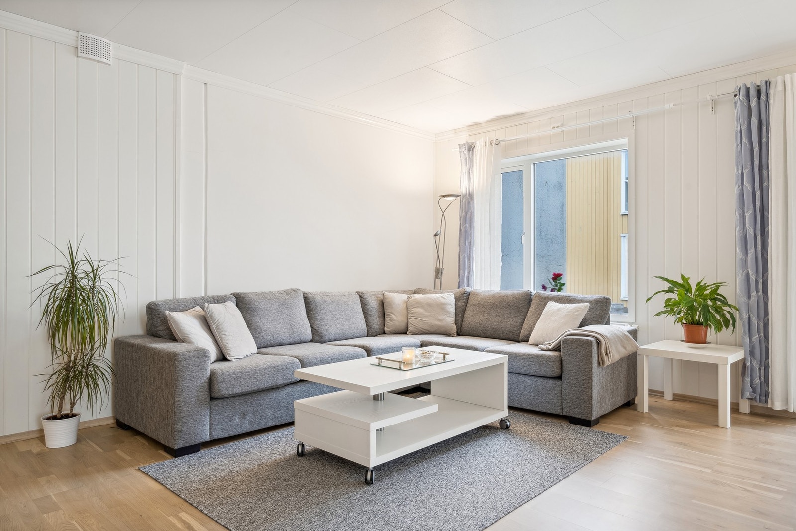 Det er parkett på gulv og panelplater på vegger. Takess i himling. Galleribilde