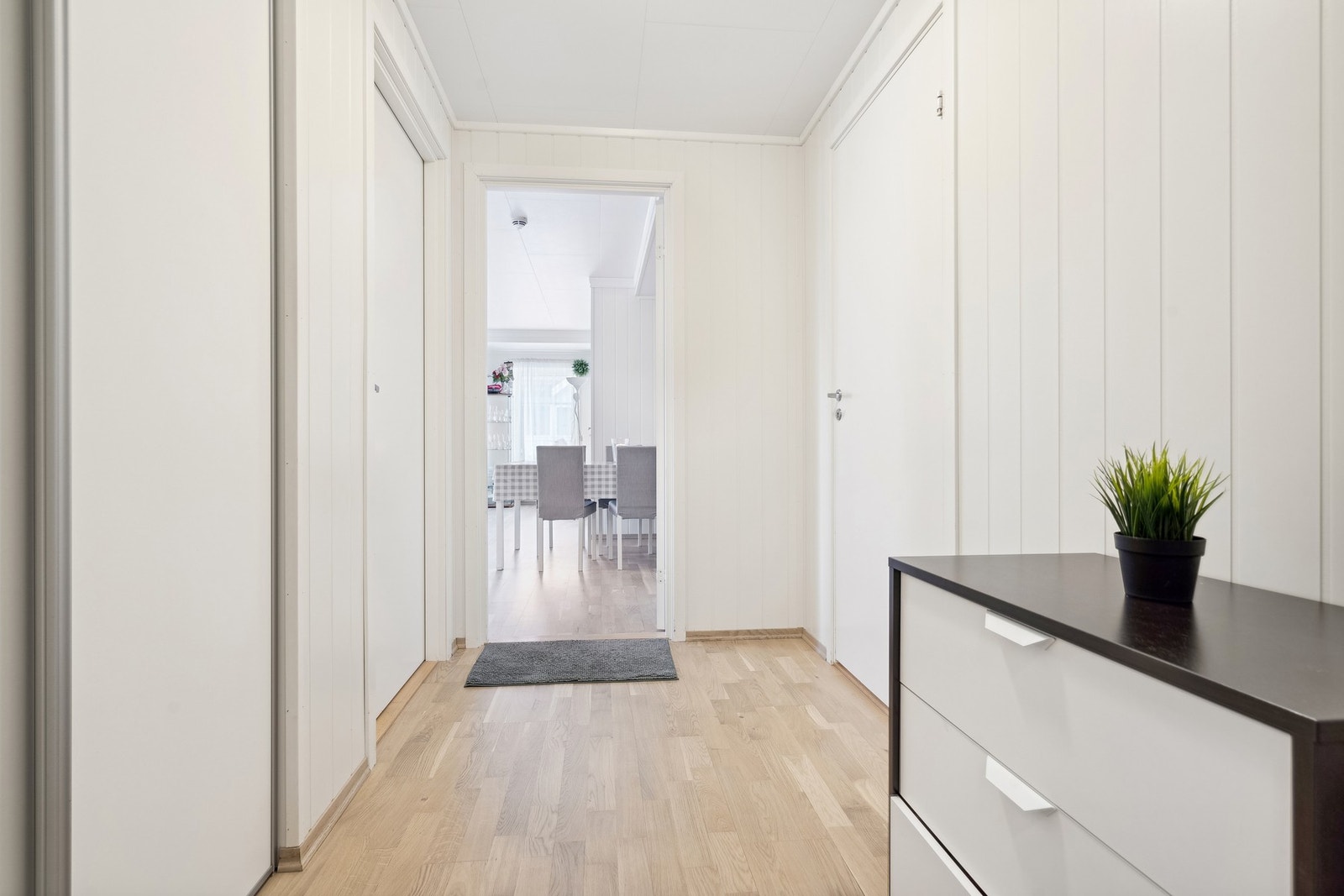 Romslig entré 4,7 kvm med skyvedørsgarderobe. Galleribilde